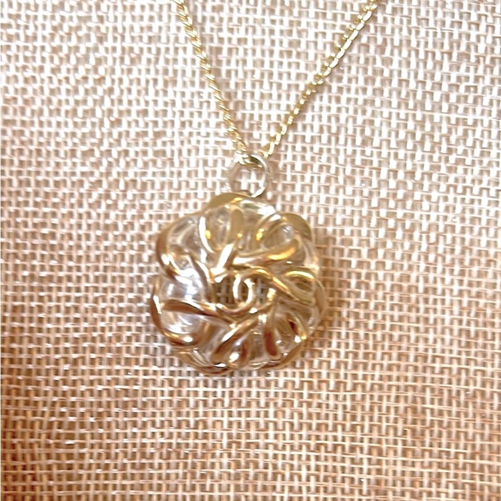 Elegant Gold Pendant Necklace